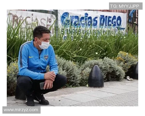 阿根廷足球传奇巨星离世球迷哀悼无尽怀念与敬意 阿根廷足球传奇巨星离世球迷哀悼无尽怀念与敬意