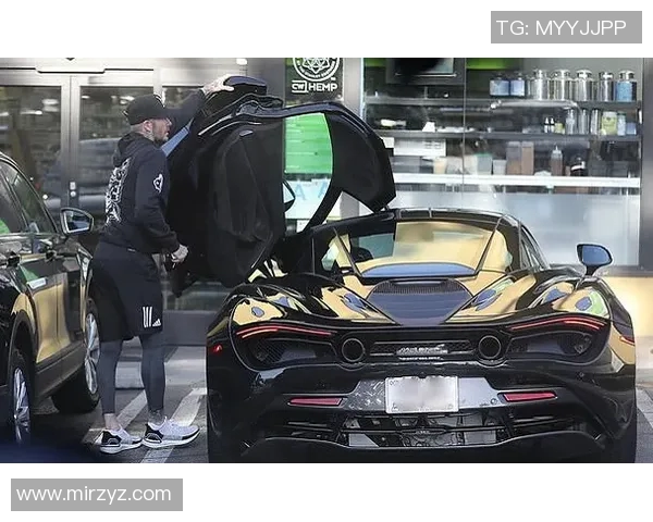 足球明星驾豪车上班引发热议球场之外的奢华生活揭秘