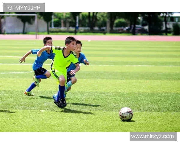 阳光大男孩追逐梦想成为足球明星的励志故事
