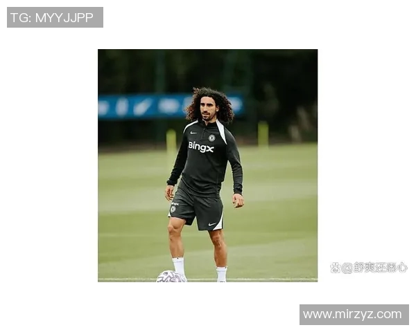 足球明星在训练场上驾驶豪车展现风采引发球迷热议 足球明星在训练场上驾驶豪车展现风采引发球迷热议